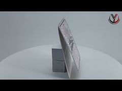 تعرف على سبب اختيار علامات تعليق الورق المعاد تدويره المطبوعة باللون الفضي اللامع للملابس