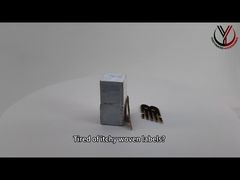 نظرة فاحصة: شعار سيليكون دائري CK ثلاثي الأبعاد على الملابس أحادية اللون لامعة مرتفعة