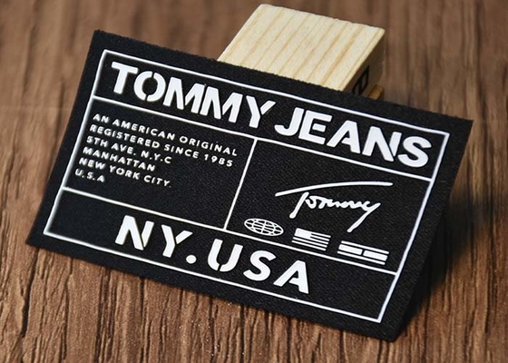 طباعة شعارات مخصصة سيليكون المنسوجة تسميات النسيج للملابس الجاهزة