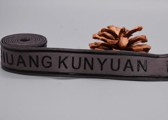 تستخدم الملابس شريطًا مرنًا غير قابل للانزلاق مع شعار سيليكون لامع مطبوع حسب الطلب