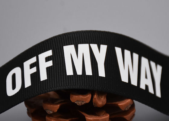 ملابس مخصصة 20 مم أسود بوليستر حزام شعار أبيض تسميات مطبوعة على الشاشة